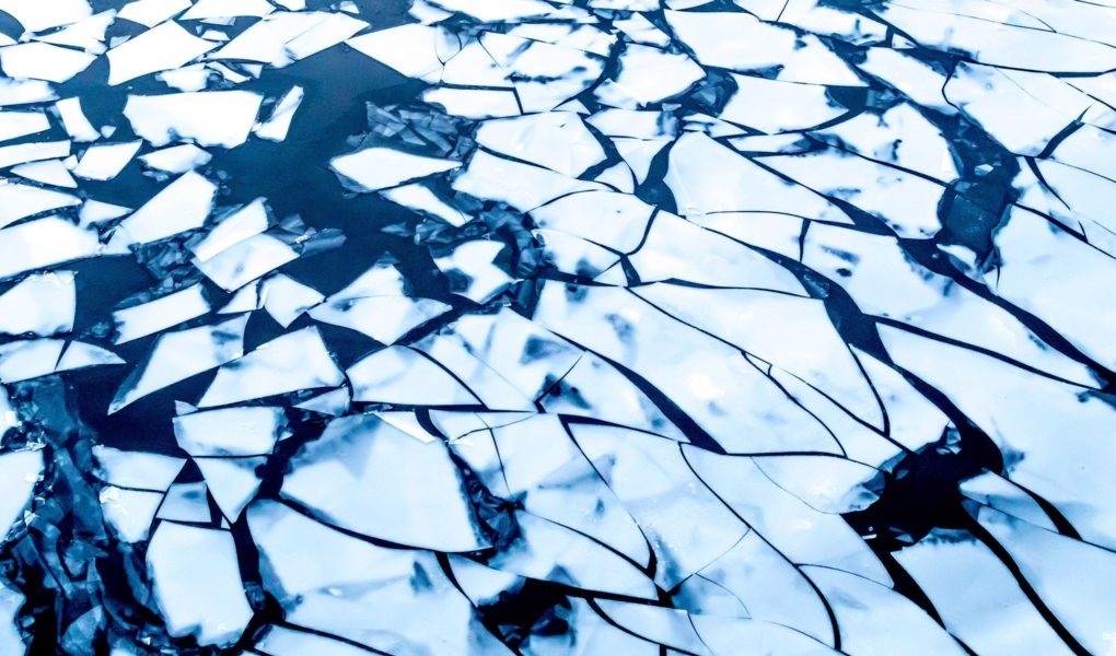 Bild på iset hav med sprickor i isen
