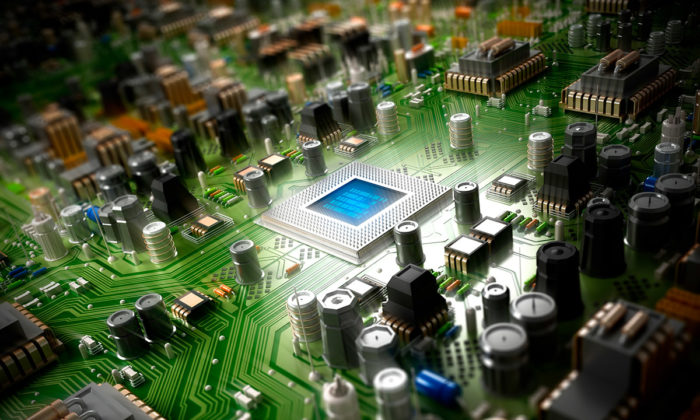 Närbild av ett kretskort med en central mikroprocessor omgiven av elektroniska komponenter