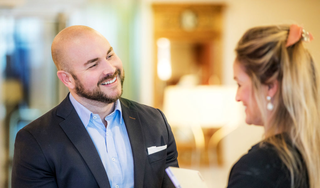 Bild på två människor som ler