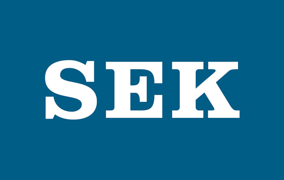 Logotyp med SEK i vit text och blå bakgrund