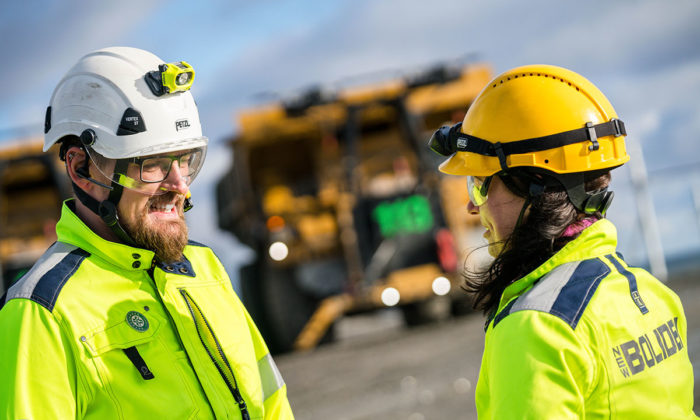 Bild på två byggarbetare