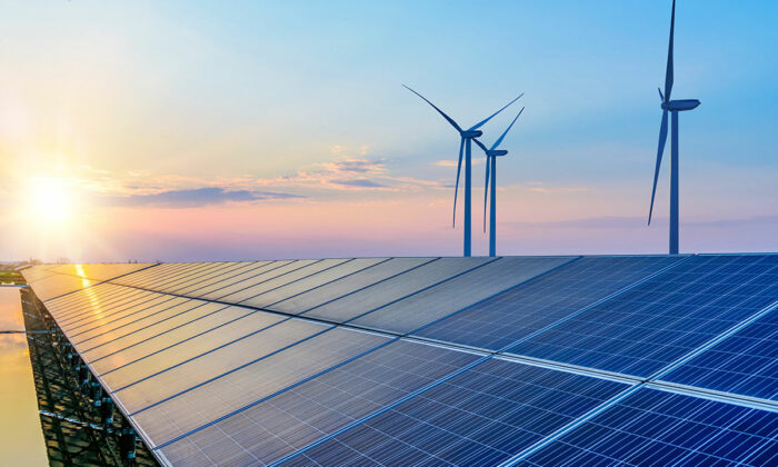 Bild på vindkraftverk i kvällsskymning