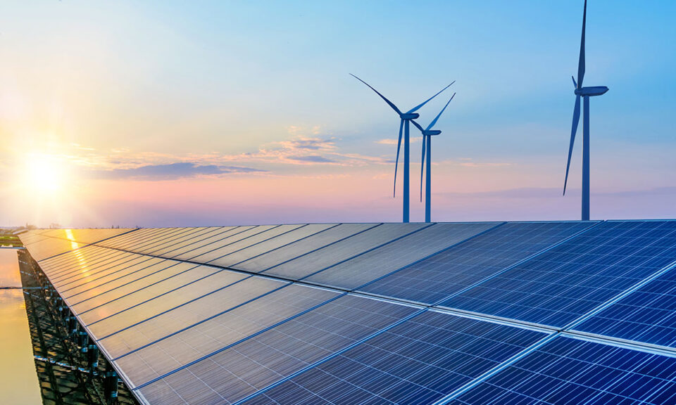 Bild på vindkraftverk i kvällsskymning