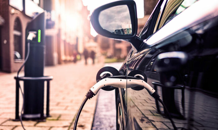 Bild på en elbil som laddas