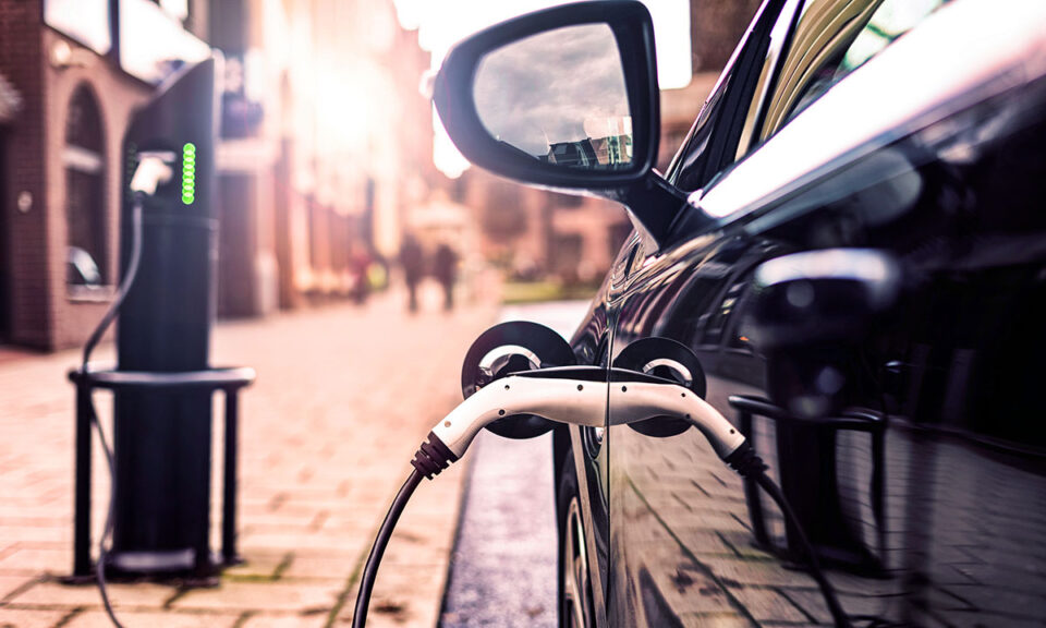 Bild på en elbil som laddas
