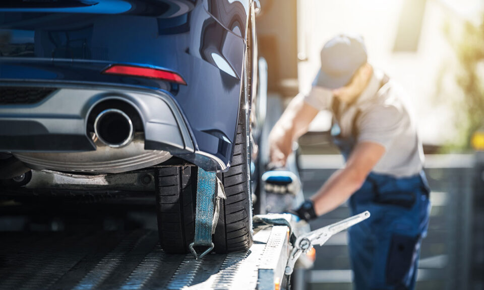 Bild på en människa som arbetar med en bil