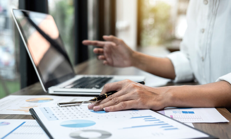 Närbild på händer som arbetar