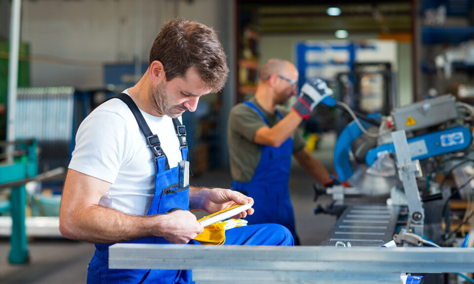 Bild på människor som arbetar