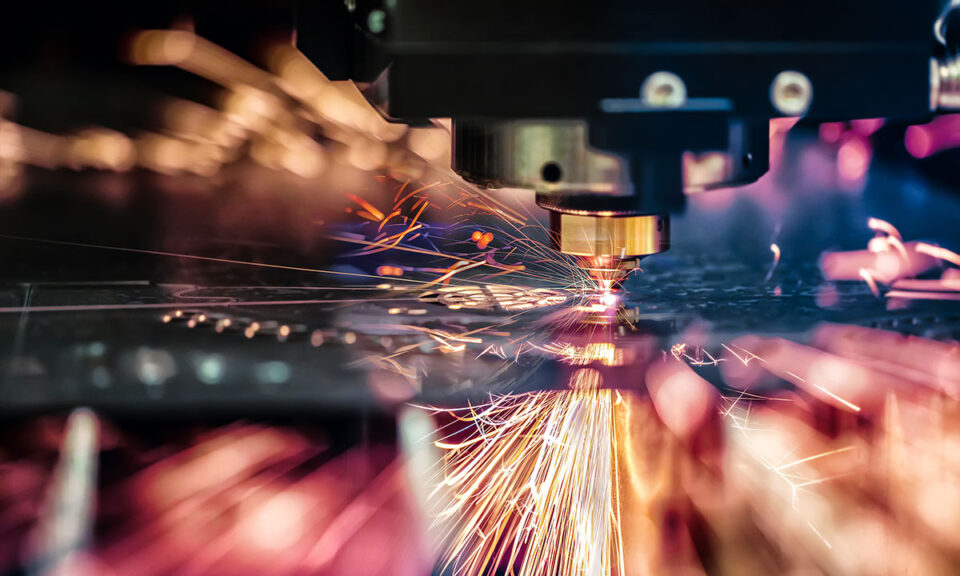 Bild på laserskärning av metall där en industrilaser skapar gnistor