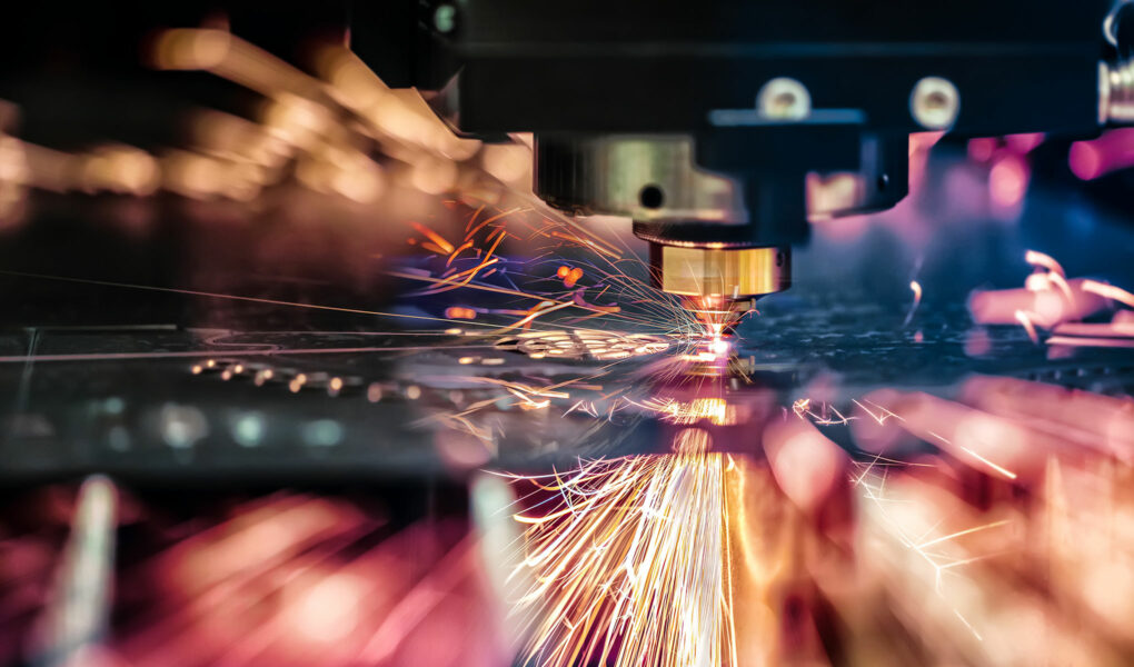 Bild på laserskärning av metall där en industrilaser skapar gnistor