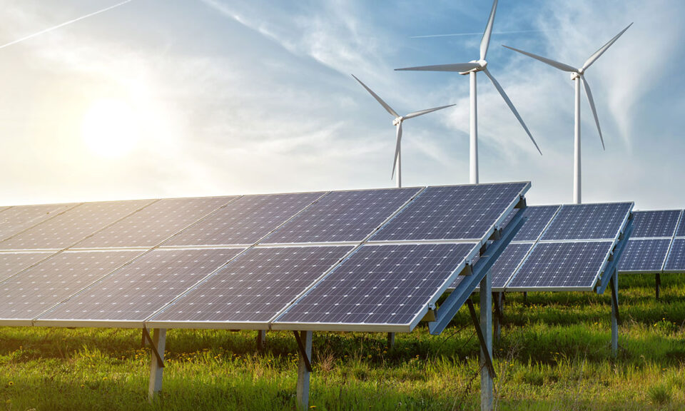 Bild på solverk och vindkraftverk