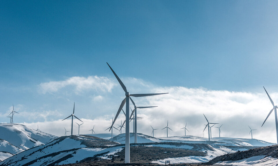 Bild på vindkraftverk i vintermiljö