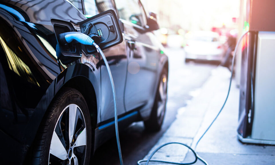 Bild på elbil som laddas