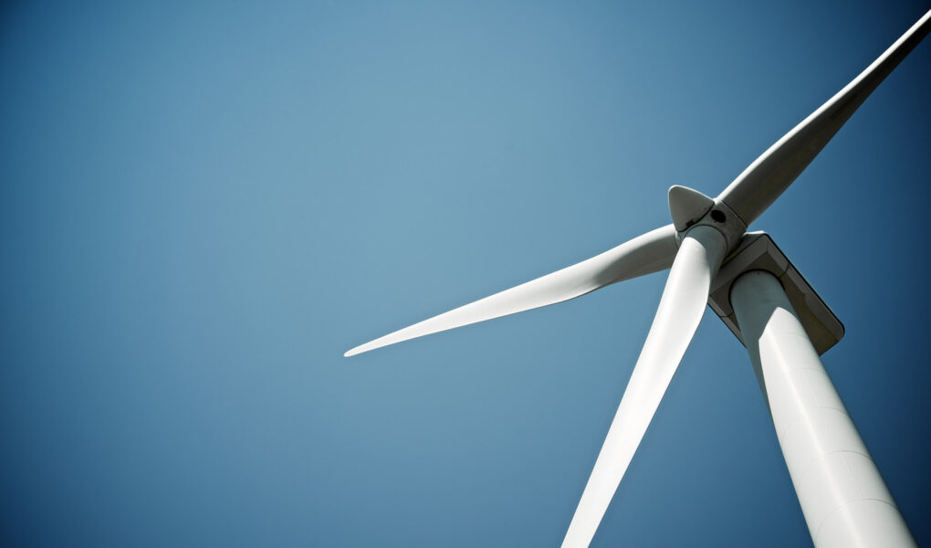 Bild på vindkraftverk underifrån