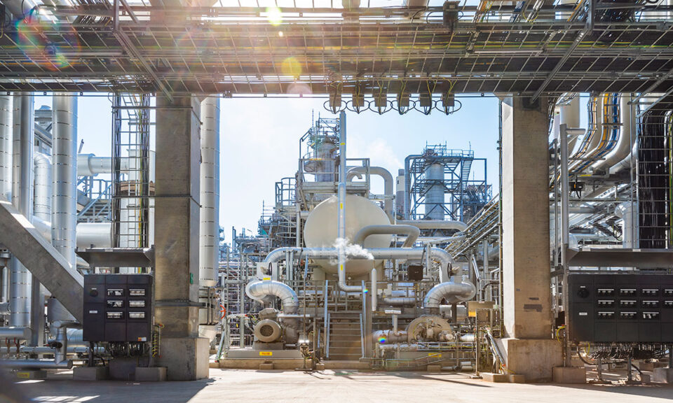 Bild på industriell anläggning med rörsystem, ventiler och stora processenheter i drift