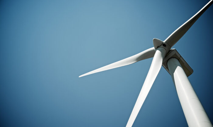 Bild på vindkraftverk underifrån