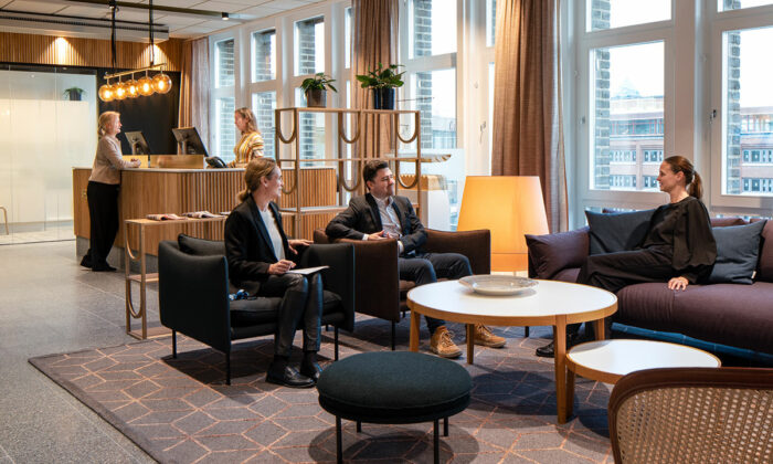 Bild på människor som sitter vid en reception