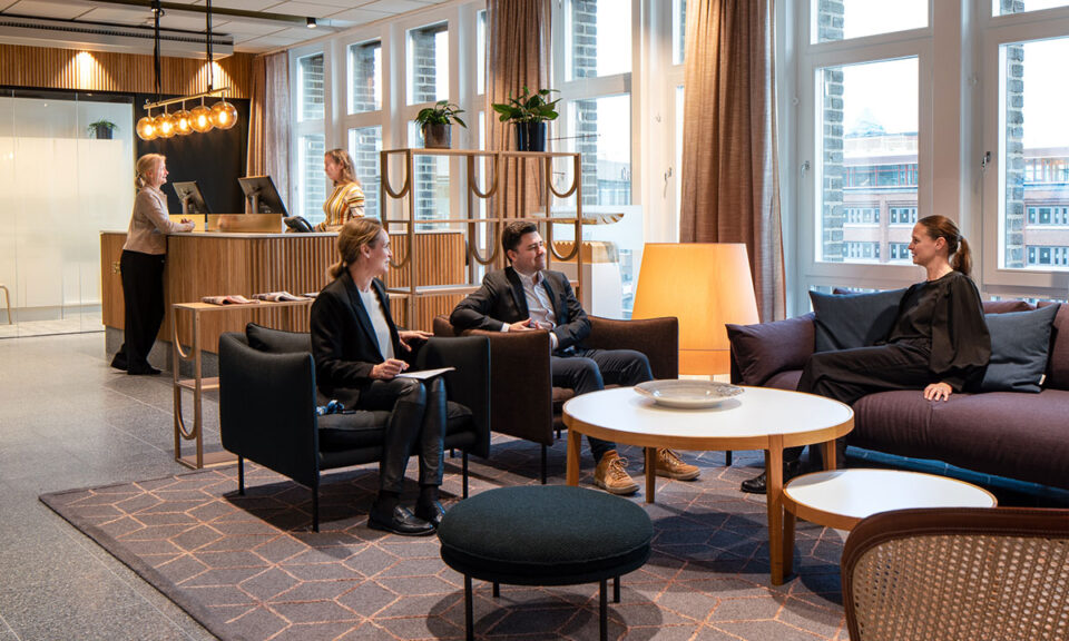 Bild på människor som sitter vid en reception