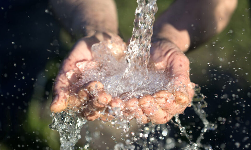 Bild på händer under vatten