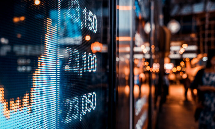 Bild på digital börsskärm som visar marknadsdata i stadsmiljö