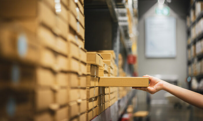 Bild på plockning av kartongförpackning i lagerhylla