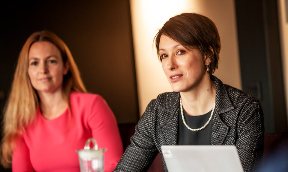 Bild på två kvinnor som arbetar