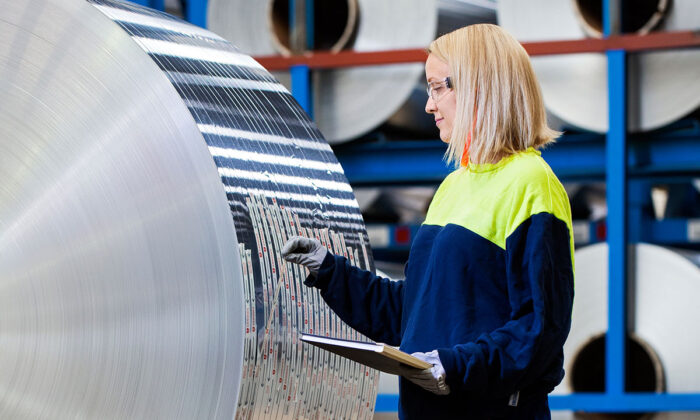 Bild på kontroll av stora metallrullar i industriell produktion