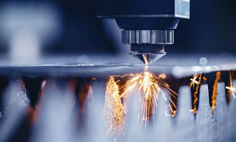 Bild på industrilaser som skär metall med hög precision