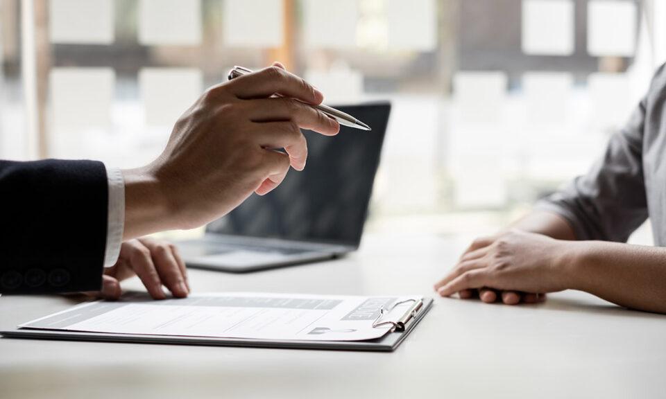 Bild på händer som arbetar