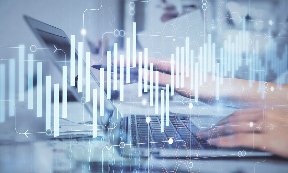 Bild på en datorskärm med grafer och diagram framför