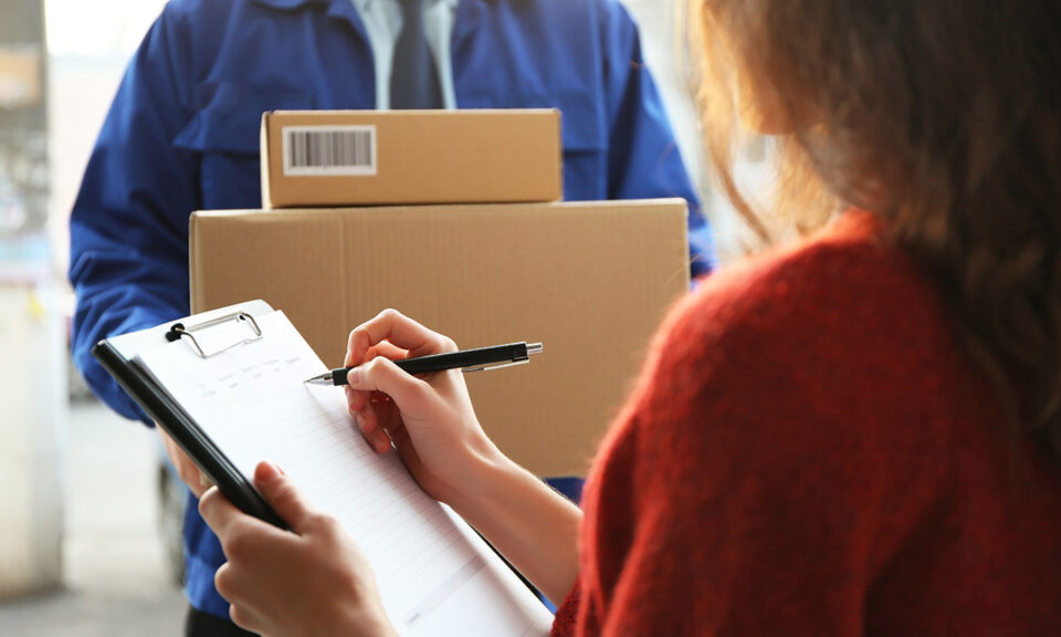 Bild på en kvinna bakifrån som skriver på ett papper