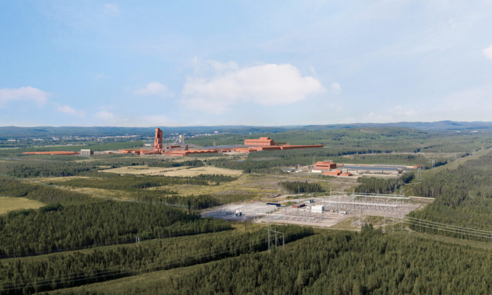Bild på storskalig industrimiljö omgiven av skog och infrastruktur