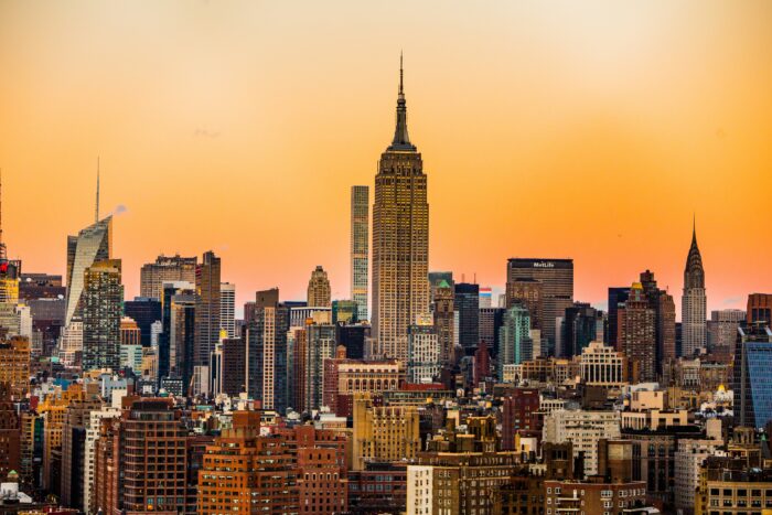 Bild på en skyline över New York City med välkända skyskrapor i solnedgång
