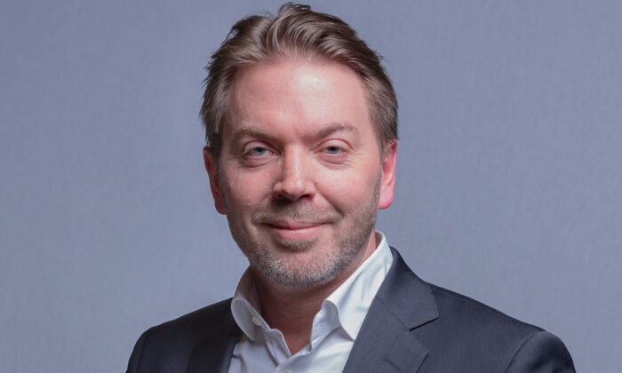 Porträttbild på Tobias Hornberger