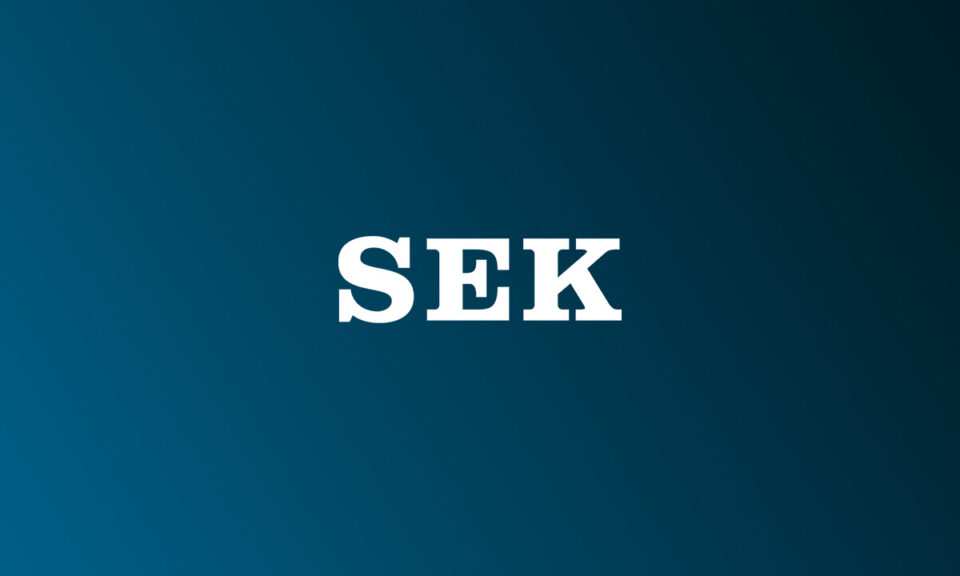 Gradient bakgrund i SEK-blå, med SEK:s logotyp centrerad i mitten.