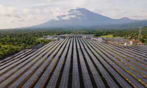 Rader med solceller. I bakgrunden syns ett berg någonstans i Asien.