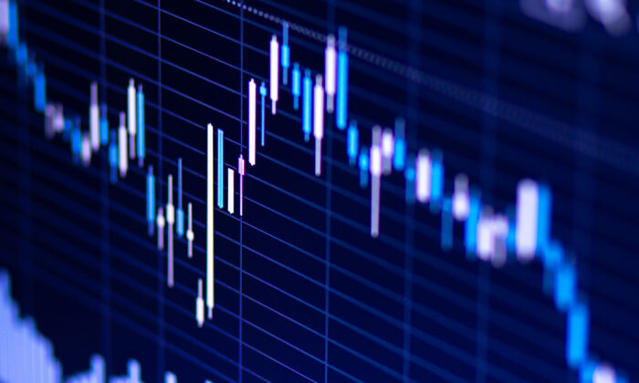 Närbild på en blå graf mot en mörk bakgrund.