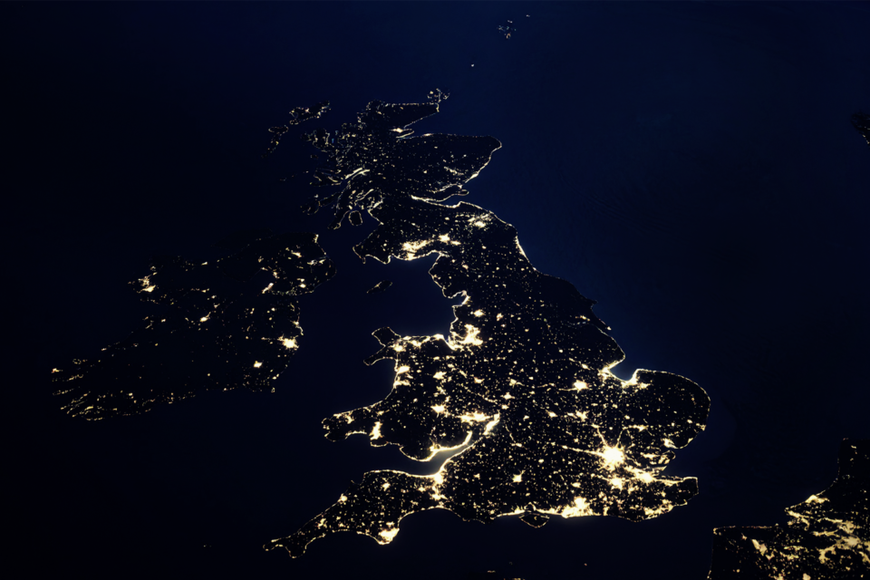 Satellitbild av Storbritannien och Irland nattetid med upplysta städer och infrastruktur
