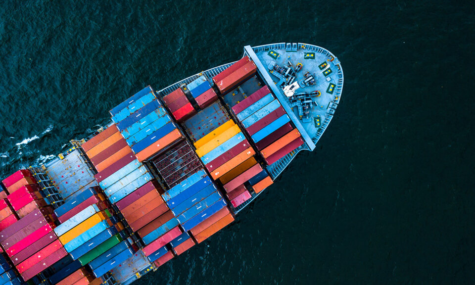 Bild på fartyg med havsbakgrund